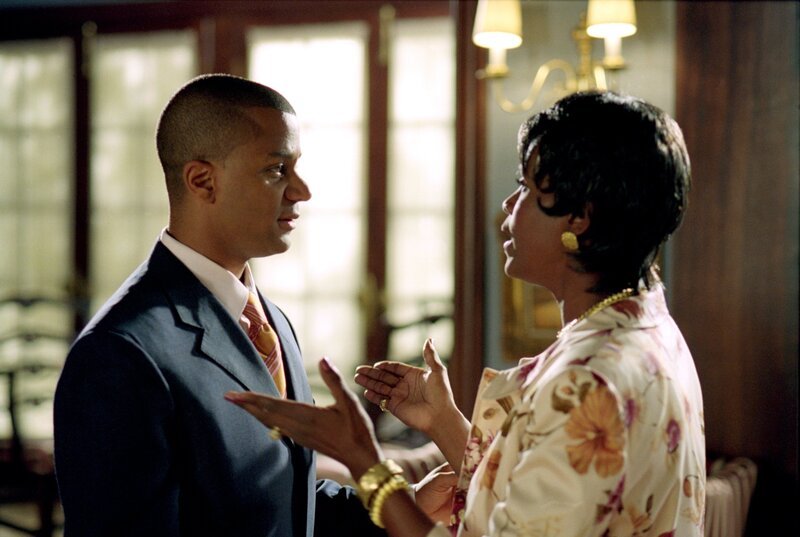 Als plötzlich Michels (Yanic Truesdale, l.) Mutter Gisele (Janet Hubert, r.) in Stars Hollow auftaucht ist er geschockt und Lorelai macht es mit einer unüberlegten Bemerkung nicht besser … – Bild: Warner Bros. Entertainment, Inc.