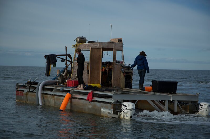 Zeke Tenhoff and Emily Riedel on a dredge. – Bild: Discovery Networks Picture Publicity