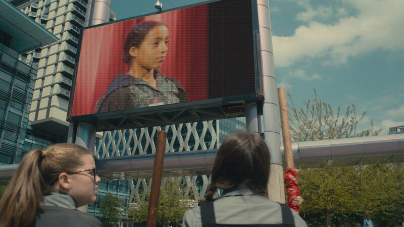 In der nicht-magischen Welt suchen Maude (Megan Hughes, l.) und Mildred (Bella Ramsey, r.) nach Indigo (Kelsey Calladine-Smith, M.). Sie war von der Akademie abgehauen, um bei einem Casting einer Talentshow mitzumachen. – Bild: ZDF/​CBBC/​ZDF Enterprises