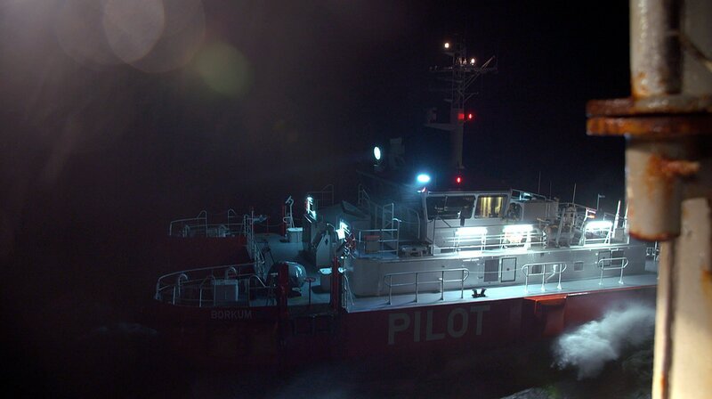 Der Lotsentender liegt bis zu einer Wellenhöhe von fünf Metern sicher auf dem Wasser. Auf dieses Schiff müssen die Lotsen vom Frachtschiff übersteigen. – Bild: NDR /​ Florian Stege