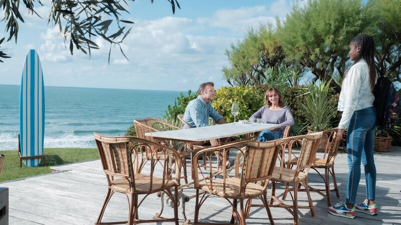 (v.l.n.r.) Vincent Arrieta (Pierre-François Martin-Laval); Florence Arrieta (Claire Keim); Zoé Arrieta (Jessyrielle Massengo) – Bild: Sat.1 Gold