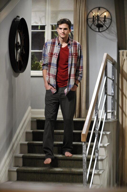 Auf Drängen von seiner Freundin Zoey, lässt sich Walden (Ashton Kutcher) einen neuen Look verpassen … – Bild: Courtesy of Warner Brothers