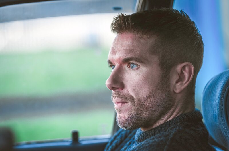 Wer hat seine Mutter getötet und warum schweigt das Dorf? Conall (Dónall Ó Héalai) weiß nicht mehr, wem er glauben soll. – Bild: Chris Barr