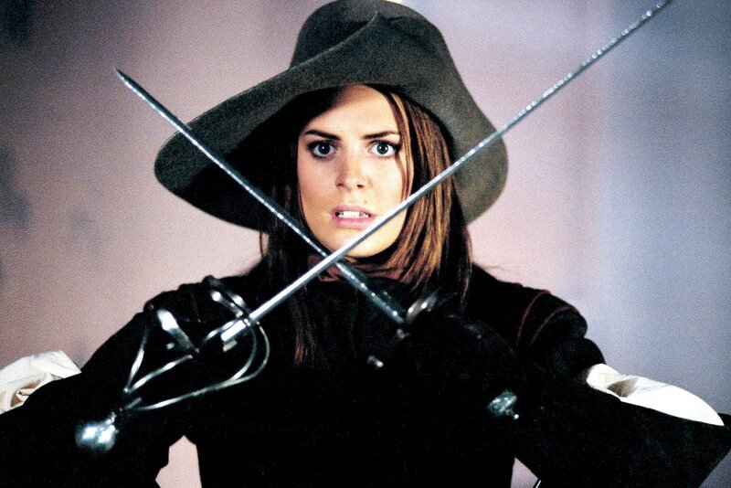 Valentine (Susie Amy), die Tochter von d’Artagnan, will am Hof Ludwig XIV. in die Fußstapfen ihres Vaters treten. – Bild: MDR/​Osiris