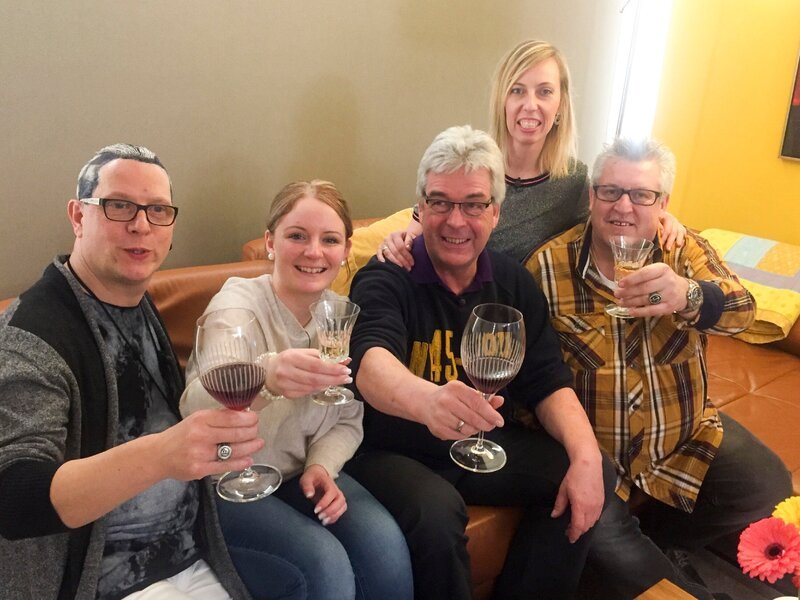 V.l. Steffen, Ines, Thomas, Gastgeberin Sabrina und Joachim – Bild: Mediengruppe RTL
