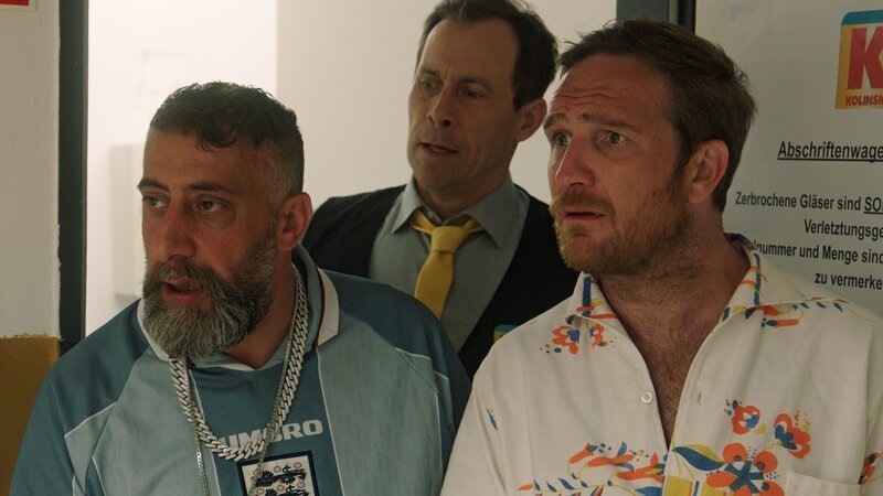 L-R: Kida (Kida Khodr Ramadan), Thorsten (Marc Hosemann), Freddy (Frederick Lau) – Bild: Amazon