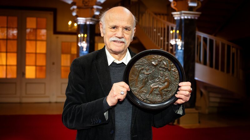 Relief  „Vertreibung aus dem Paradies“ – woher stammt es? – Bild: BR/​Ralf Wilschewski