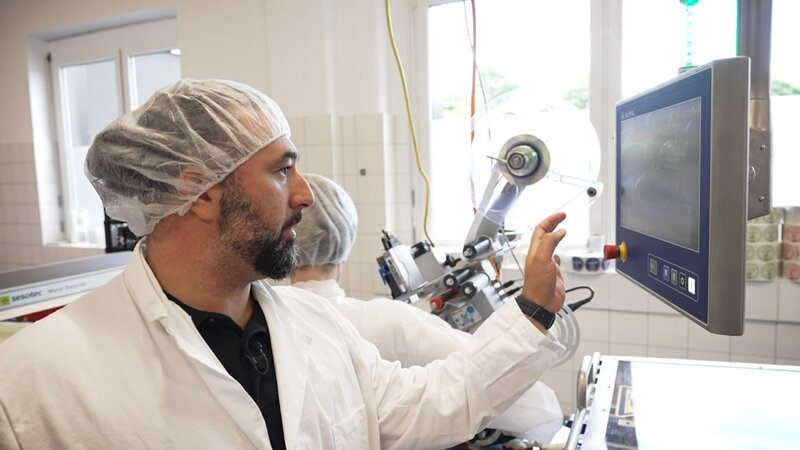 Ein medizinischer Mitarbeiter überprüft den Bildschirm – Bild: Warner Bros. Discovery