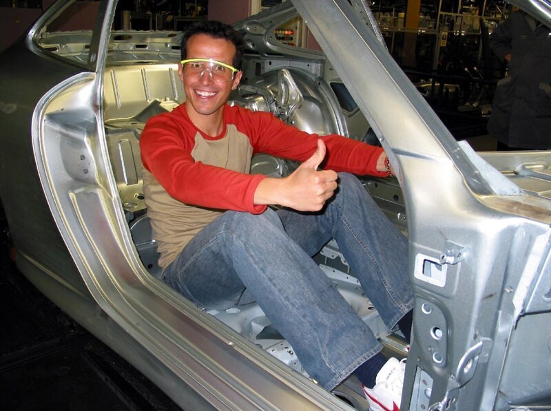 Willi Weitzel bei der Firma Porsche in Zuffenhausen bei Stuttgart. Hier erfährt er, wie die Autos gebaut werden und setzt sich in den Rohbau eines Autos. – Bild: Bayerischer Rundfunk/​megaherz gmbh