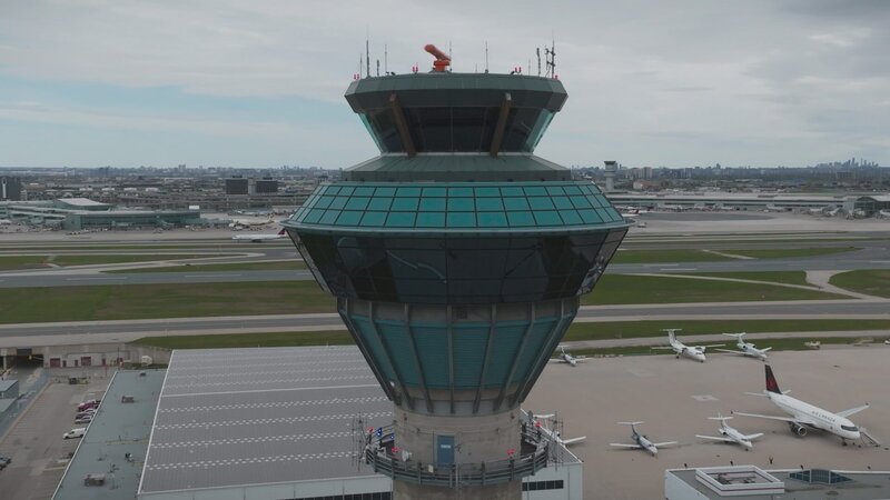 Flugsicherungsturm des Toronto Pearson International Airport. – Bild: Arrow International Media Ltd & Cantina Media