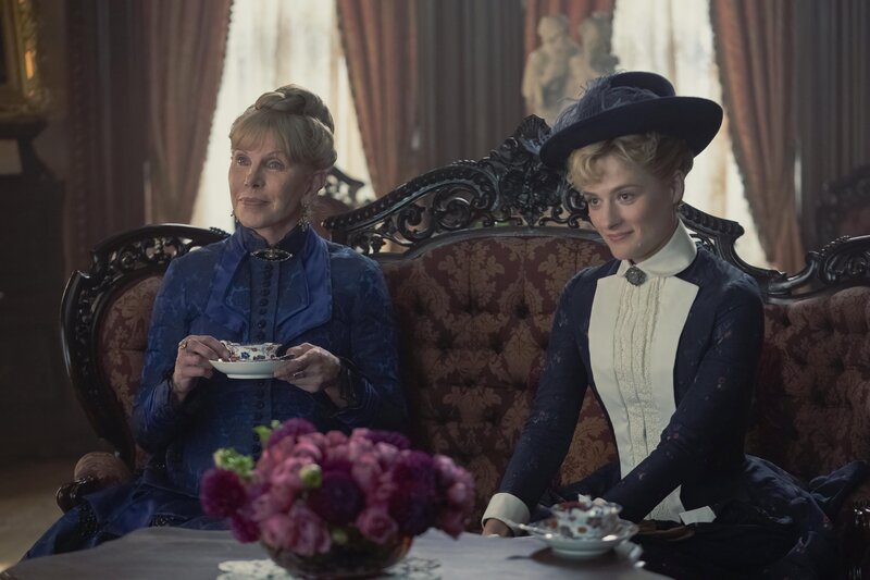 Christine Baranski als Agnes Van Rhijn, Louisa Jacobson als Marian Brook. – Bild: Warner /​ Home Box Office, Inc. and Universal Television LLC