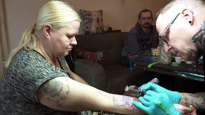 Sandra lässt sich ein neues Tattoo auf den Unterarm stechen – Bild: RTLZWEI
