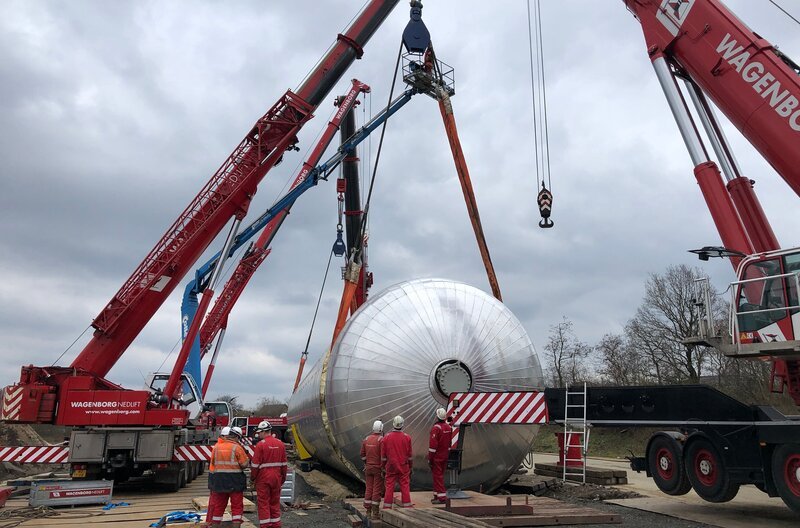 Vier riesige Autokräne sind nötig um den umgekippten Tank vom Acker zu heben. – Bild: NDR/​Daniel Sprehe