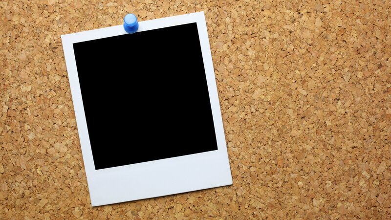 Polaroid on Cork Board – Bild: Kick Images