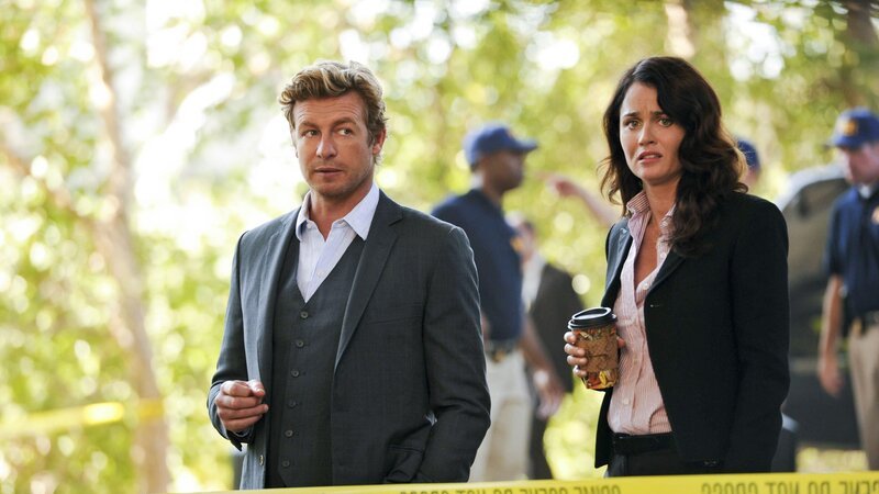 Müssen in einem neuen Fall tätig werden: Patrick (Simon Baker, l.) und Teresa (Robin Tunney, r.) … – Bild: Warner Bros. Television