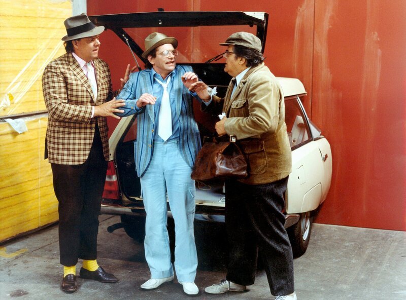 Benny (Morten Grunwald, li.) und Kjeld (Poul Bundgaard, re.) trösten den Computerspezialisten Georg (Claus Ryskjär), dessen komplizierte Apparate nach Egons heimlicher Sabotage verrückt spielen. – Bild: MDR/​Degeto