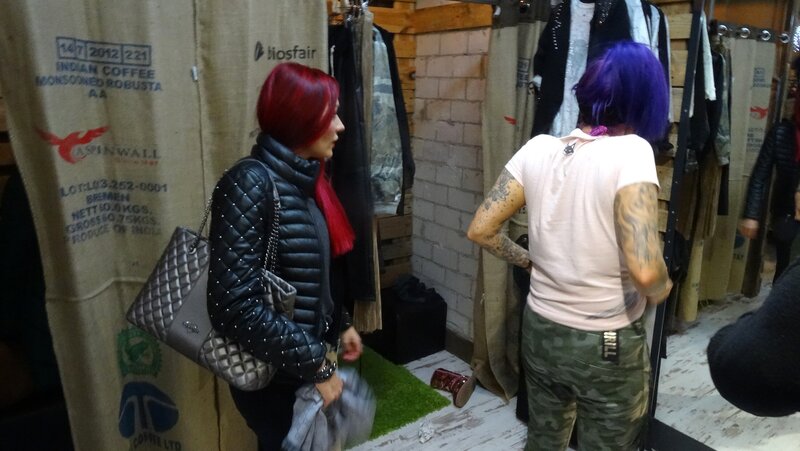 Shoppingbegleitung Kathi (l.) und Kandidatin Leah – Bild: TVNOW /​ Constantin Ent.