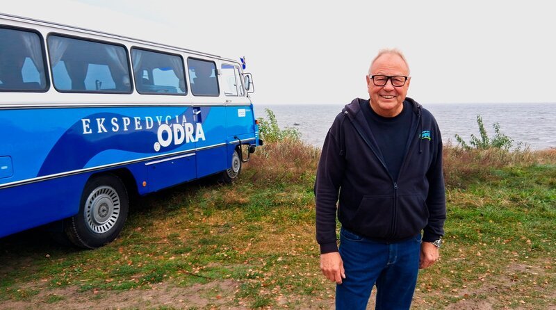 Die „Expedition Oder“ reist weiter – von der Neißemündung bei Ratzdorf bis ans Stettiner Haff, immer entlang des deutsch-polnischen Grenzstroms. Das rbb-Erkundungsteam um Reinhard Rogge und seinen himmelblauen Robur-Bus macht dabei überraschende Bekanntschaften und erzählt Geschichten von den alten und neuen Veränderungen einer einzigartigen Kulturlandschaft und von ihren Menschen. – Am Stettiner Haff, Robur noch nicht am Ziel. – Bild: rbb/​Felix Krüger