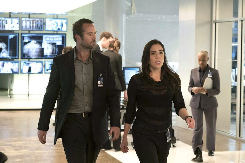 Kurt Weller (Sullivan Stapleton) und Tasha Zapata (Audrey Esparza) – Bild: PLURIMEDIA (Warner Bros)