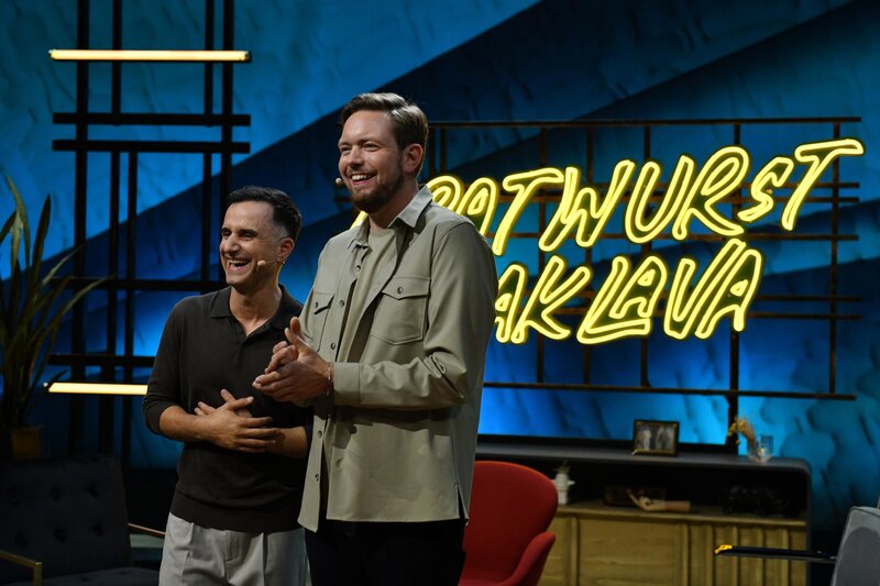 Özcan Cosar, Bastian Bielendorfer. – Bild: Joyn/​Brainpool /​ Steffen Z. Wolff