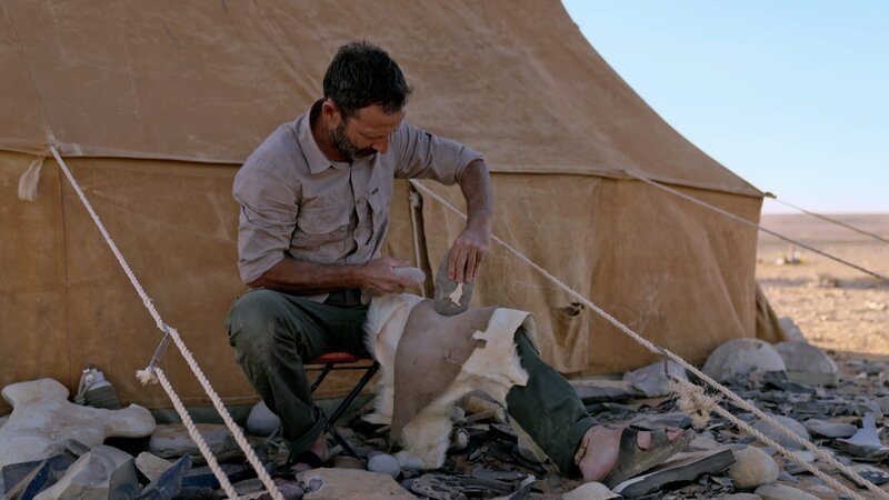 Bei Ausgrabungen nahe der „Wüstendrachen“ entdecken Forschende Tausende Steinwerkzeuge und testen deren Herstellung im Selbstversuch. – Bild: APAAME /​ ZDF