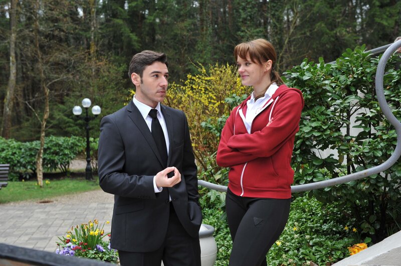 Goran (Saša Kekez, l.); Sabrina (Sarah Elena Timpe, r.) – Bild: Ann Paur