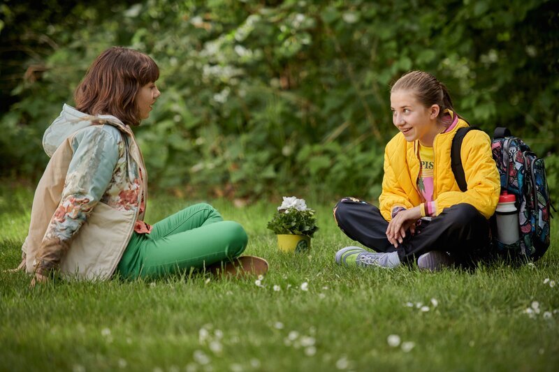 Annika (Merle Sophie Eismann, li.) und Nesrin (Julie Marienfeld, re.) besprechen ihre Prankzukunft. – Bild: mdr/​Saxonia Media/​Adrian Groß
