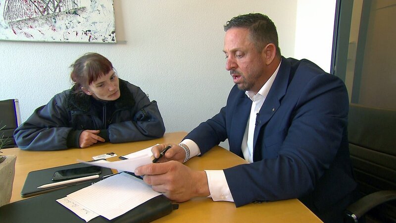Weil Stromrechnungen offen sind, haben Carola und Willi zur Zeit keine Elektrizität mehr. Säumige Mietzahlungen für ihre Wohnung machen die Zwangsräumung fast unausweichlich. Kann Berater Alexander Spölgen (re.) dem Paar helfen..? – Bild: RTLZWEI