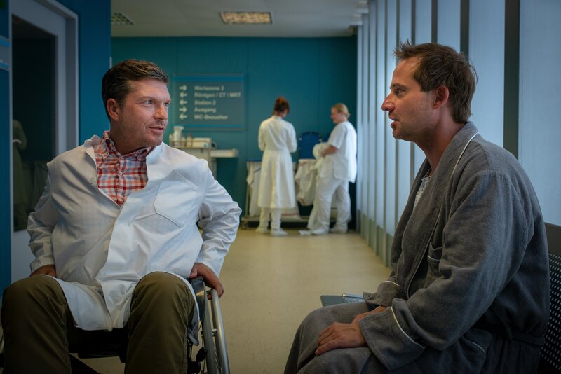Dr. Lindberg (Hardy Krüger Jr., l.) ist überzeugt davon, dass Andreas Wagner (Niels Bruno Schmidt, r.) ihn absichtlich überfahren und damit in den Rollstuhl gebracht hat. Doch Wagner kann sich an die Nacht nicht mehr erinnern. – Bild: ZDF/​Boris Laewen