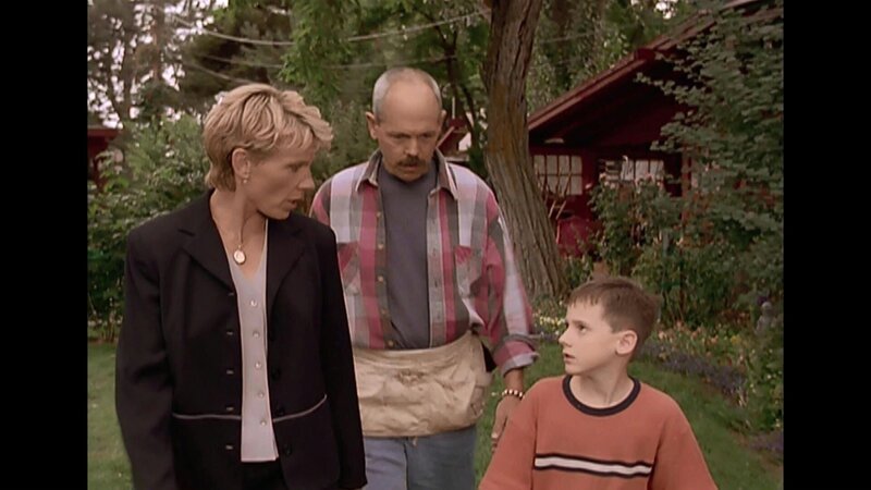 Senatorin Kate Cooper (Lindsay Crouse, l.) hat wenig Zeit fuer ihren Mann und ihren Sohn Thomas (Jake Thomas, r.). – Bild: CBS Studios International ALL RIGHTS RESERVED