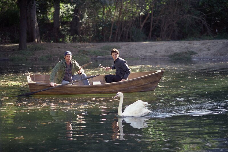 Während Luke (Scott Patterson, l.) und Jess (Milo Ventimiglia, r.) einen kleinen Ausflug machen, reisen Lorelai, Alex und Sookie nach New York … – Bild: 2002 Warner Bros. Lizenzbild frei