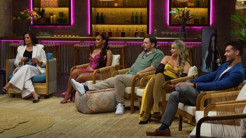 Sukanya Krishnan, Chantel Everett, Colt Johnson, Cortney Reardanz, Jeniffer Tarazona, and Cole Anderson listen intently in the Tell All studio – Bild: Warner Bros. Discovery, Inc. or its subsidiaries and affiliates. All rights reserved.