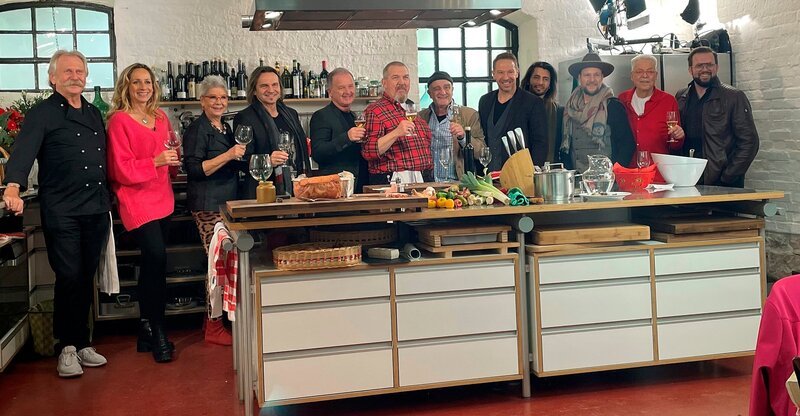 Martina Meuth (3.v.l.) und Moritz Neuner-Duttenhofer (2.v.r.) feiern Weihnachten – und werden mit ausgesuchten, prominenten Gästen und Freunden überrascht, die in diesem Falle die beiden Kultköche des WDR Fernsehens mit feinen, kulinarischen Köstlichkeiten verwöhnen wollen. Mit dabei: Henning Krautmacher (l) von der Band „Höhner“, Tamina Kallert (2.v.l., „Wunderschön!“), Jens Streifling (4.v.l., „Höhner“), Micki Schläger (5.v.l., „Höhner“), Dietmar Bär (M, „Tatort“), Koch Franz Keller (6.v.r.), und Patrick Lück (5.v.r.,“Höhner“), Edin Čolić (4.v.r. „Höhner“), Heiko Braun (3.v.r. „Höhner“), Freddi Lubitz (r, „Höhner“). – Bild: WDR/​Imhoff Realisation