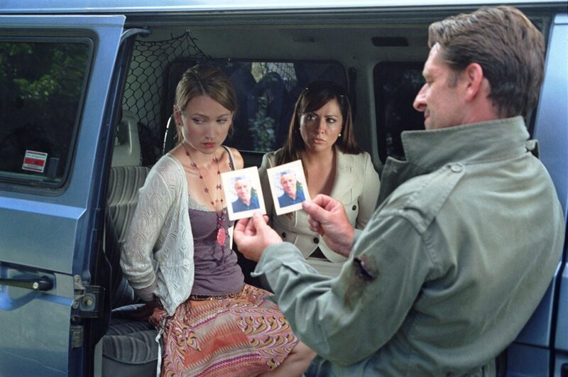 Beim Kramen in den Handtaschen stößt Max (Max Tidof, r.) in den Brieftaschen der beiden Frauen (Lisa Maria Potthoff, l.; Simone Thomalla, M.) auf dasselbe Foto von demselben Mann: Thomas, dem Bankdirektor. – Bild: ATV II