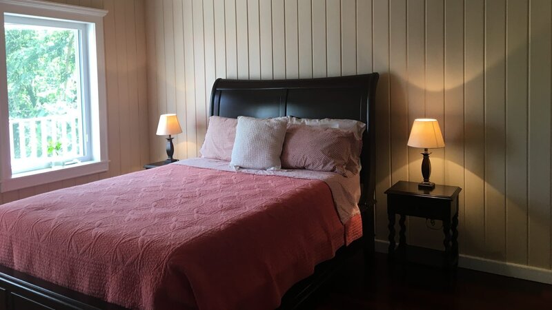 Bedroom of Bay Breeze property in St John, USVI, As seen on HGTV’s Caribbean  Life – Bild: Discovery, Inc.