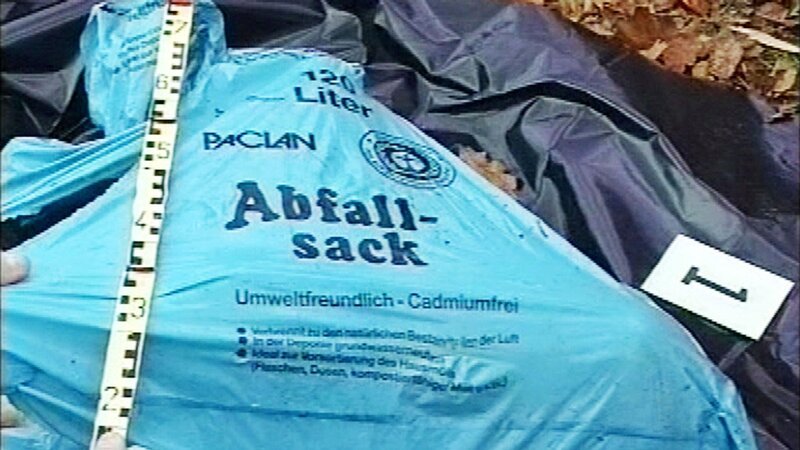 Fall „Das Mädchen im blauen Müllsack“: In diesem Plastiksack wird der geschändete Leichnam der 7-jährigen Leonie gefunden. Wer hat die grausame Tat begangen? Noch tappen die Ermittler im Dunkeln. – Bild: RTL