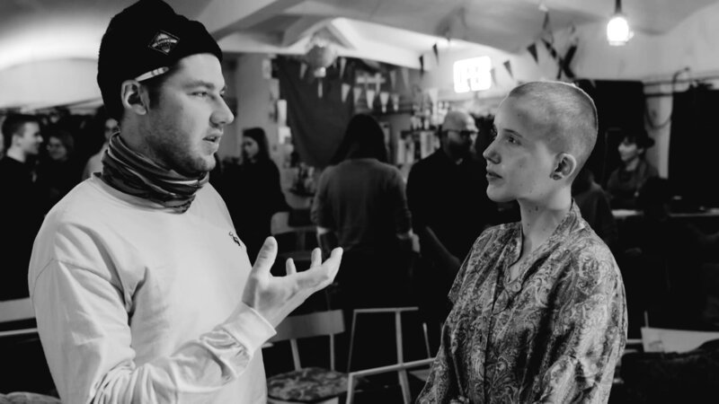 Aktmodell El gibt sich den Blicken und dem Urteil der Zeichnenden ungeschützt preis. Liegt Schönheit allein im Auge des Betrachters? – Bild: BR/​rbb/​weltrecorder