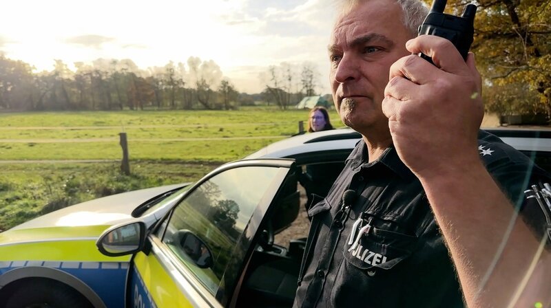 Susanne Walluks und Helmut Hentschel warten am Einsatzort auf Infos. – Bild: NDR/​Anja Schlegel