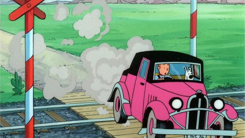 Tim und Struppi werden im Auto von bewaffneten Gangstern erbarmungslos verfolgt. Als die Situation aussichtslos erscheint, erkennt Tim, dass der einzige Ausweg darin besteht, über die Zuggleise zu fahren. – Bild: ZDF