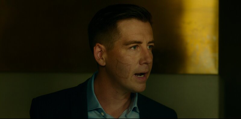 William (Pål Sverre Hagen) macht sich Gedanken, wie er sein Geld unauffällig vor den Behörden ins Ausland schaffen kann. – Bild: ZDF und Fremantle Norway