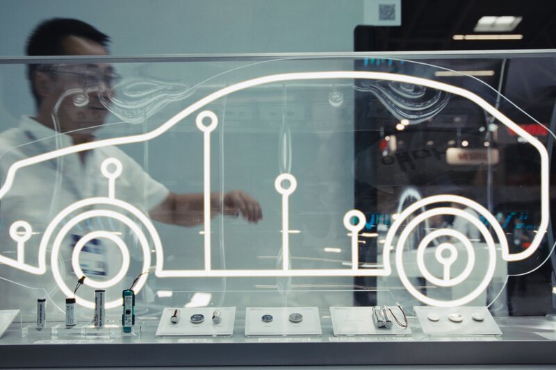 NZZ Format Kein E-Auto ohne China? – Europas riskante Abhängigkeit bei Batterien Illustration E-Auto – Bild: SRF/​NZZ Format