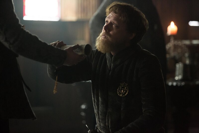 Sir Robert Brackenbury (Shaun Dooley) wird von König Richard zum Ritter geschlagen … – Bild: ProSiebenSat.1 Media SE