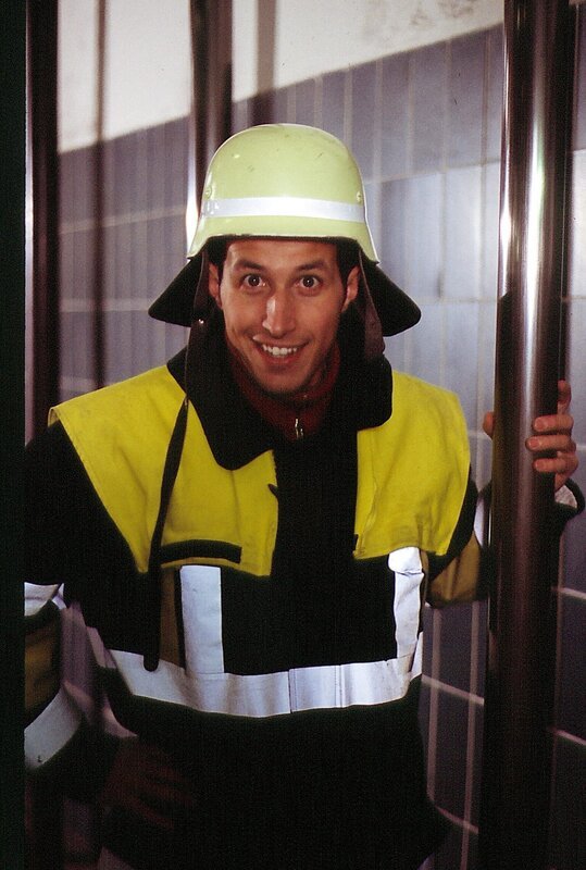 Willi Weitzel bei der Feuerwehr. Er darf an einer Übung teilnehmen und lernt die wichtigsten Werkzeuge kennen. – Bild: BR/​megaherz gmbh