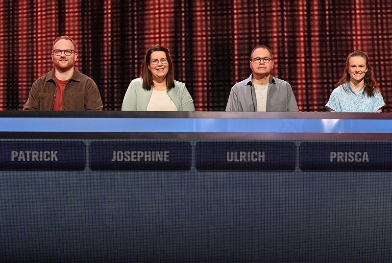 ARD GEFRAGT – GEJAGT FOLGE 897, „Alexander Bommes präsentiert beliebtes Quizformat“, am Freitag (22.08.25) um 18:00 Uhr im ERSTEN. Aufzeichnung zum ARD-Quiz „Gefragt-Gejagt“  Die Kandidaten (v.l.n.r. am Panel): Patrick Schwalger, Josephine Szallies, Ulrich Straub, Prisca Weider. – Bild: ARD/​Uwe Ernst