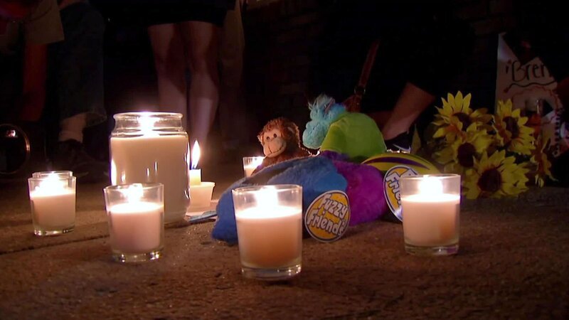 Kerzen, Plüschtiere und Blumen – Bild: A+E Global Media /​ Crime + Investigation