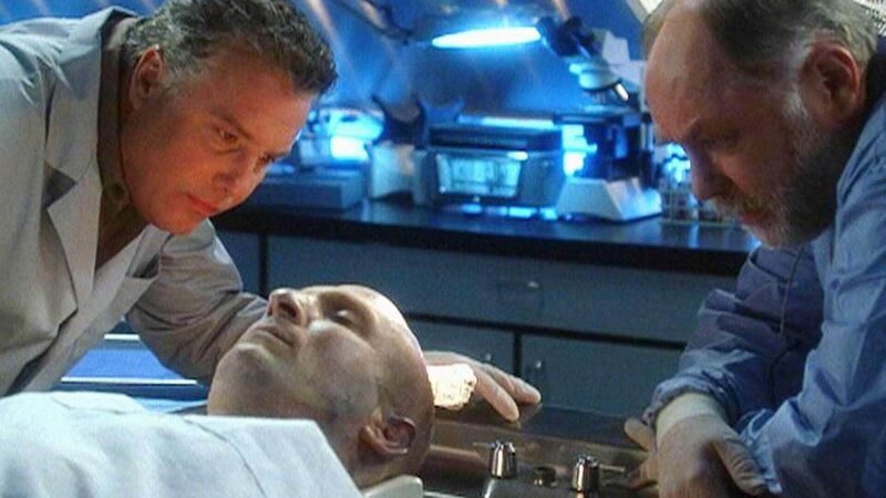 War es Mord? Gil (William Petersen, l.) und Dr. Robbins (Robert David Hall, r.) untersuchen die Leiche von Alex James (Loren Lazerine), in dessen Kopf ein dicker Holzpflock steckt. – Bild: TVNOW /​ CBS