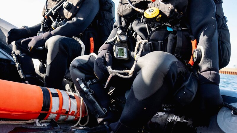 Lehrgangsteilnehmer Uwe checkt die vorbereiteten Kreislauftauchgeräte „Stealth-EODM“. – Bild: NDR/​Erike Köhler