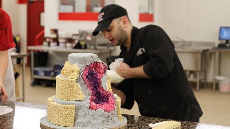 Ralph places rice krispies around the cake layers to give it stability and shape. – Bild: Discovery Communications