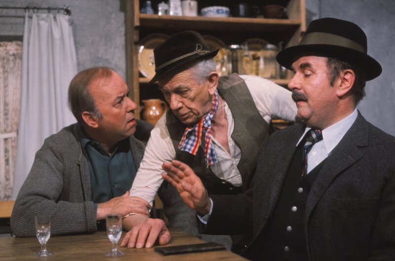 Der Handel um den Großvater (Ludwig Schmid-Wildy, Mitte). Der reiche Haslinger (Walter Sedlmayr, rechts) bietet eine hohe Summe für den Großvater, und der Kreithofer (Toni Berger) ist ganz entsetzt darüber, dass er seinen Großvater verkaufen soll. – Bild: BR/​Foto Sessner