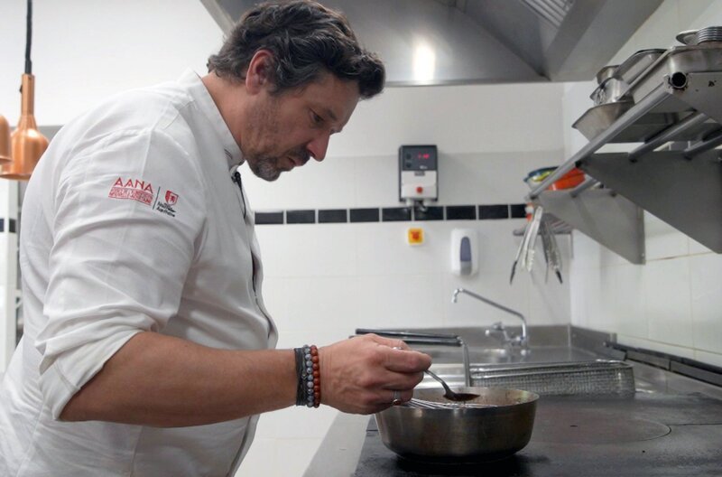 In seinem Restaurant bereitet Chefkoch Frédéric Coiffé Neunaugen zu, ein außergewöhnliches Gericht. – Bild: Elephant Doc